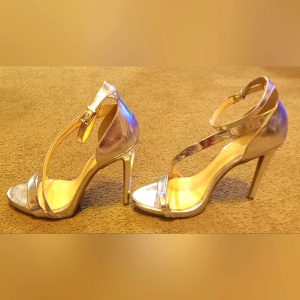 Size 9M Jessica Simpson Silver heels